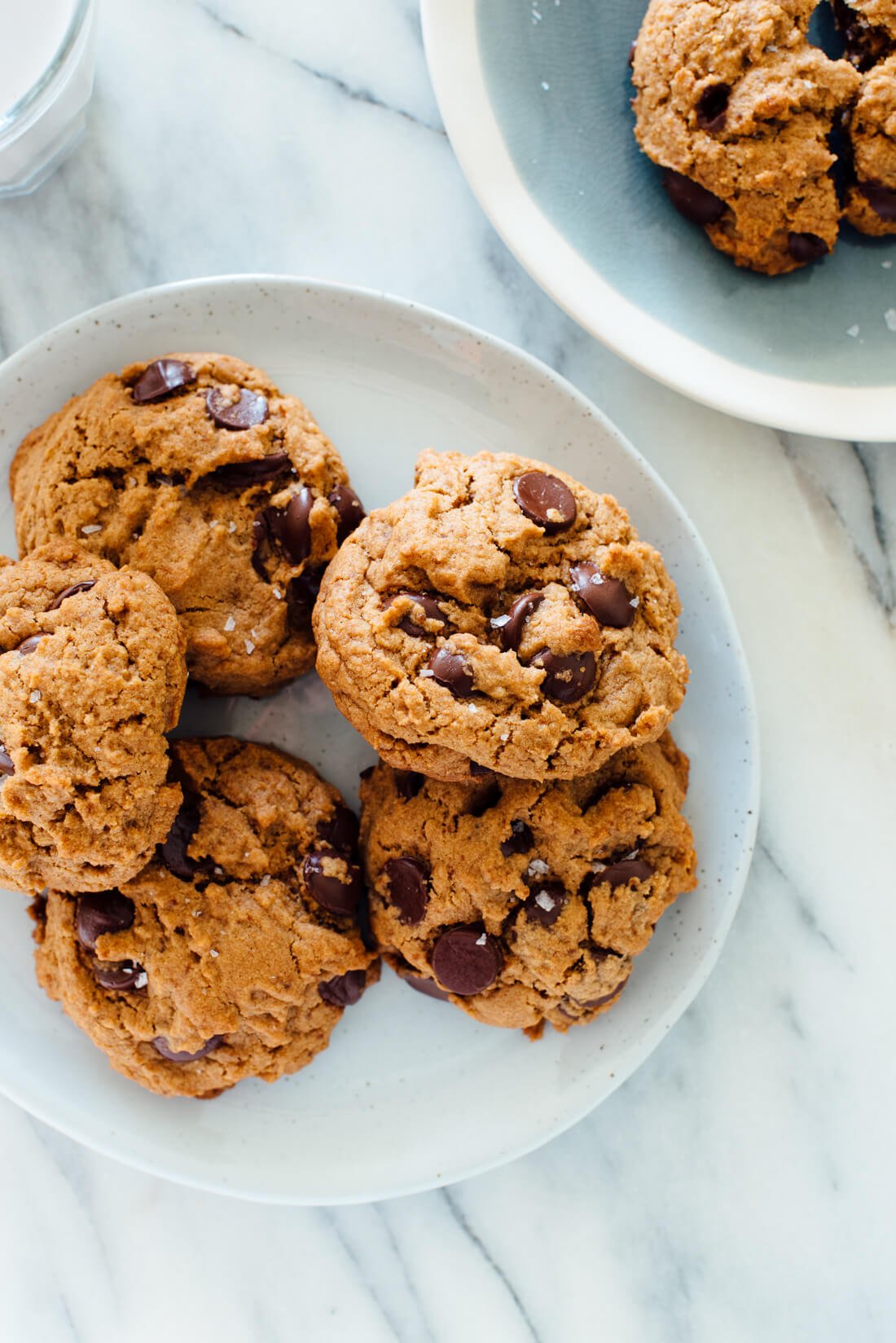The best chocolate chip cookies recipe! These cookies don't require a mixer or an overnight rest, AND they just-so-happen to be vegan. #dairyfree #eggfree #cookierecipe #chocolate