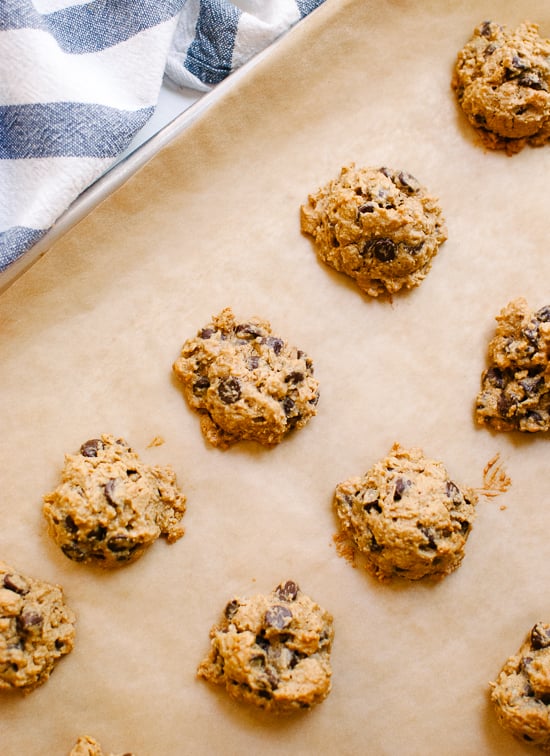 Naturally sweetened peanut butter chocolate chip oatmeal cookies - cookieandkate.com